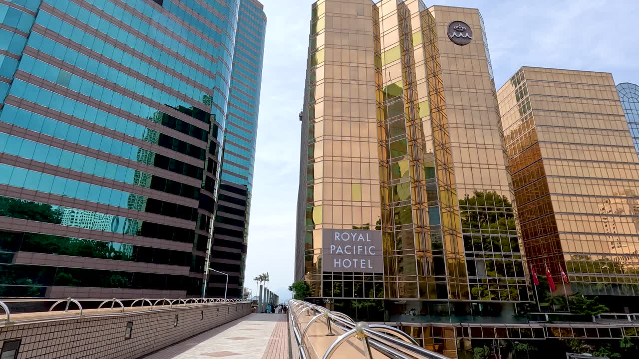 높은 건물 과 은 하늘 이 있는 도시 풍경