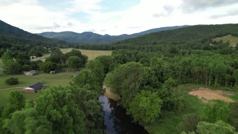 Table-Rock-North-Carolina,-Hawksbill-Mountain-Im-Hintergrund