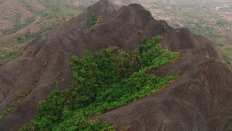 A-Flight-Over-Sharp-Hills-In-Panama,-Los-Picachos