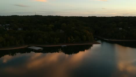 Ein-Blick-Hinunter-Auf-Die-Wolkenreflexionen-Des-Sees