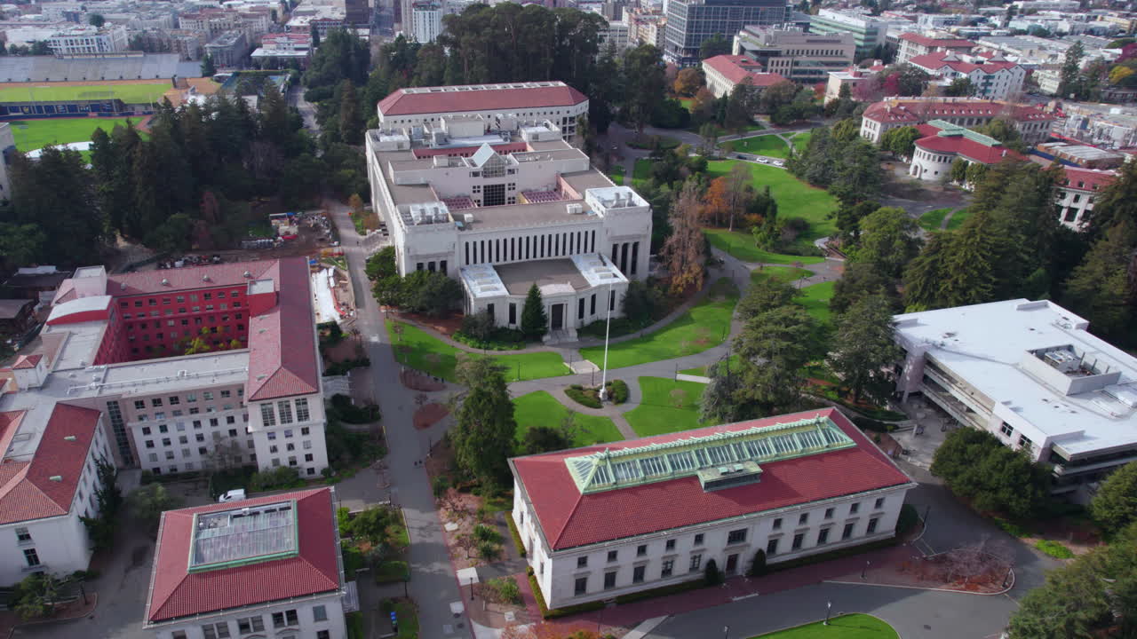 universidad de california berkeley, vista aérea del edificio de ciencias de la vida del valle, pasillos y paisaje, toma de dron
