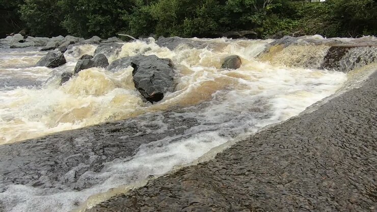 Forze della natura che causano inondazioni al fiume Rapid, Wicklow, Irlanda