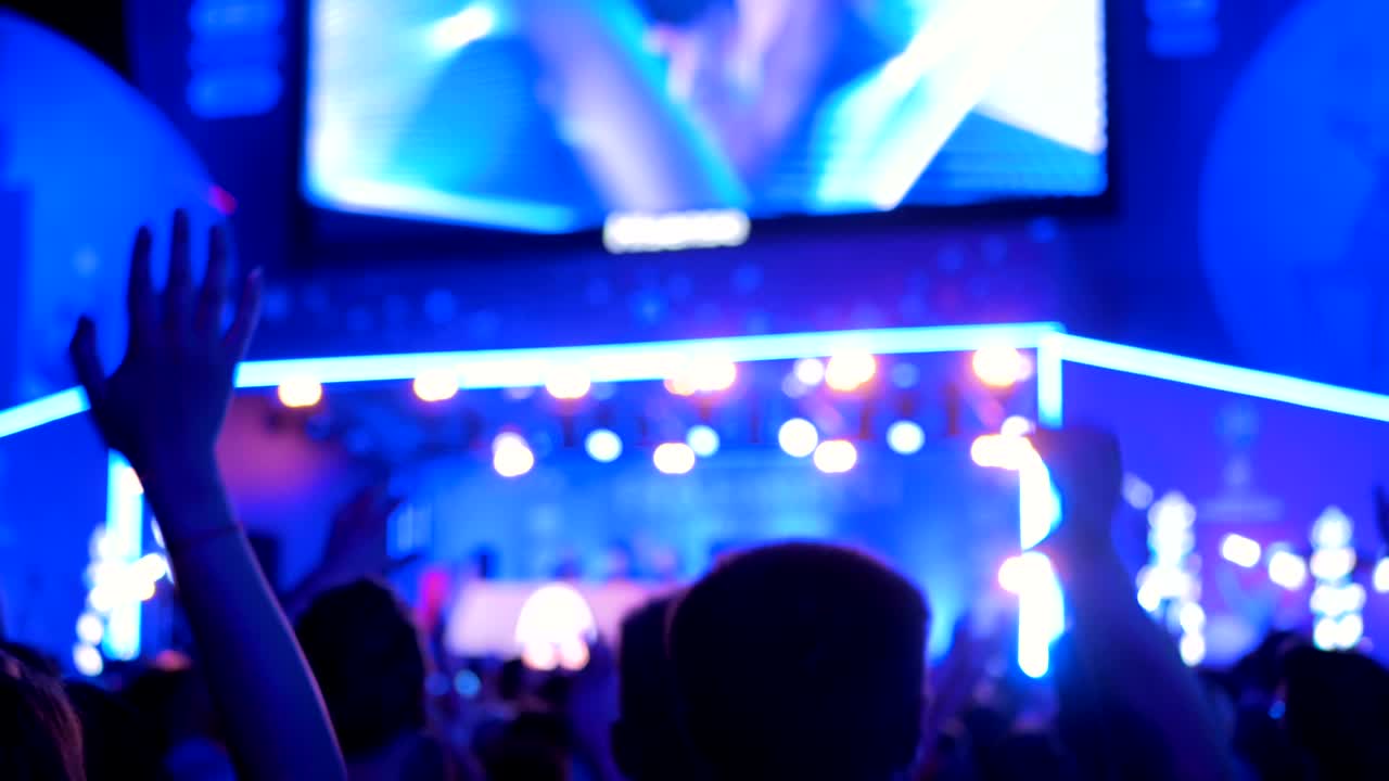 gente de fiesta por la noche concierto de música electrónica frente al escenario