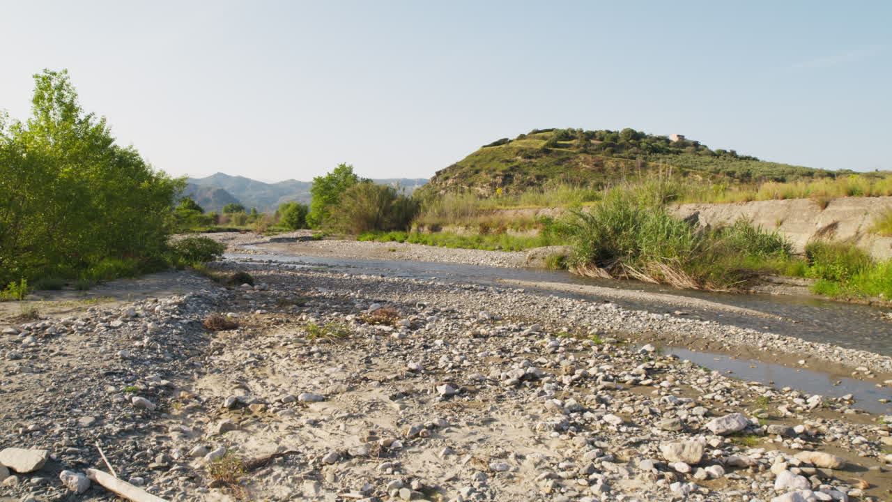 Siccita in un torrente italiano Fiume in Sicilia: carenza idrica in estate