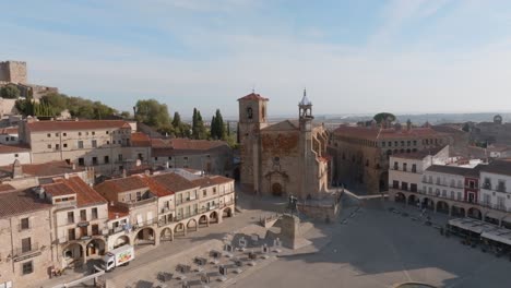 Impresionante-Vista-Aérea-De-La-Iglesia-Histórica-En-La-Plaza-Principal-De-Trujillo,-España