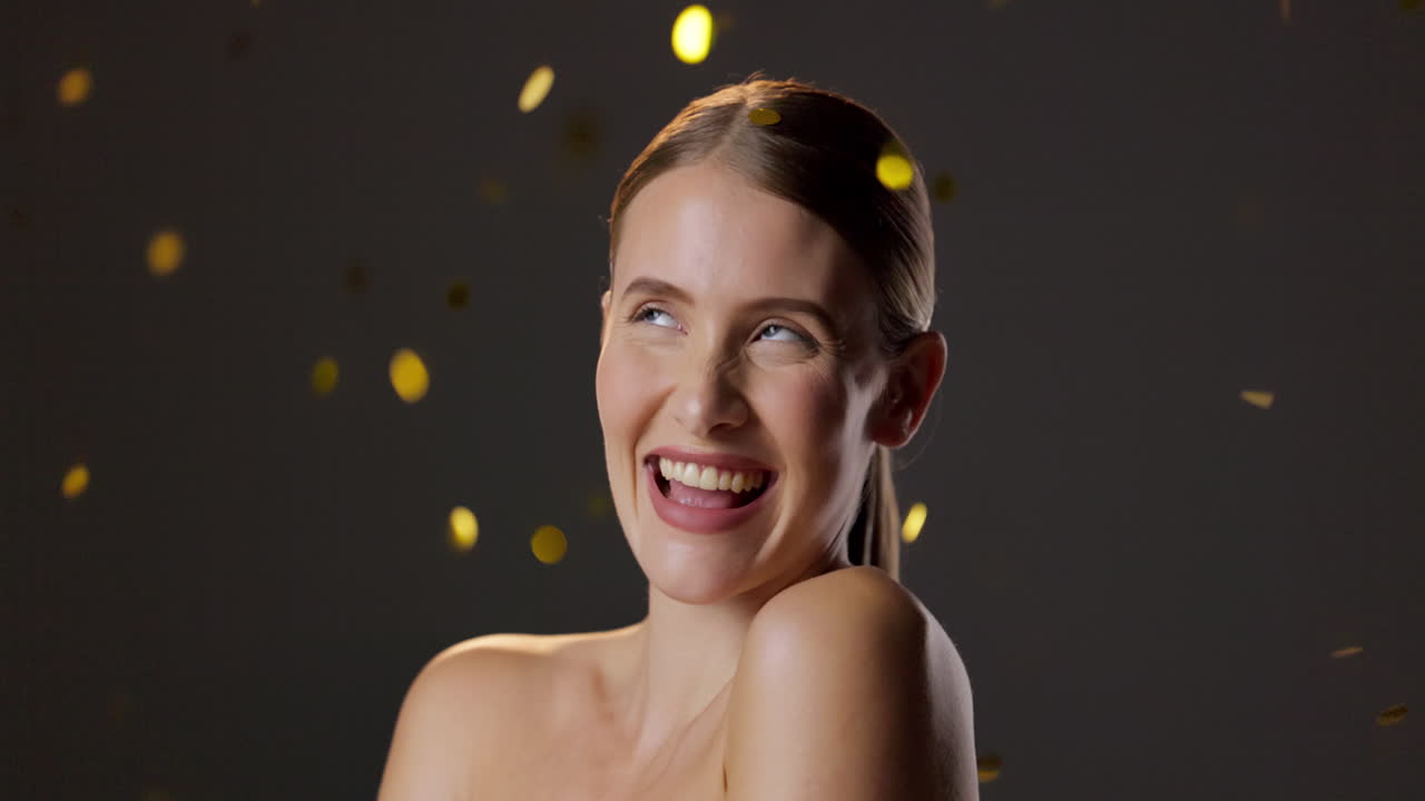 una mujer celebrando con confeti.