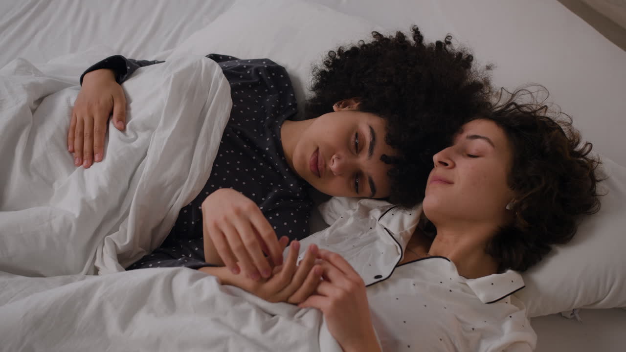 Coppia innamorata sdraiata sul letto