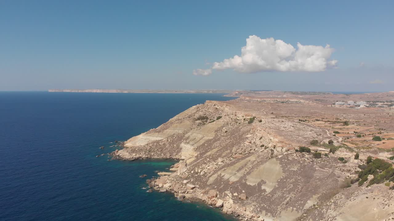 video aéreo de drones del oeste de malta, área de mgarr, bahía de fomm ir-rih