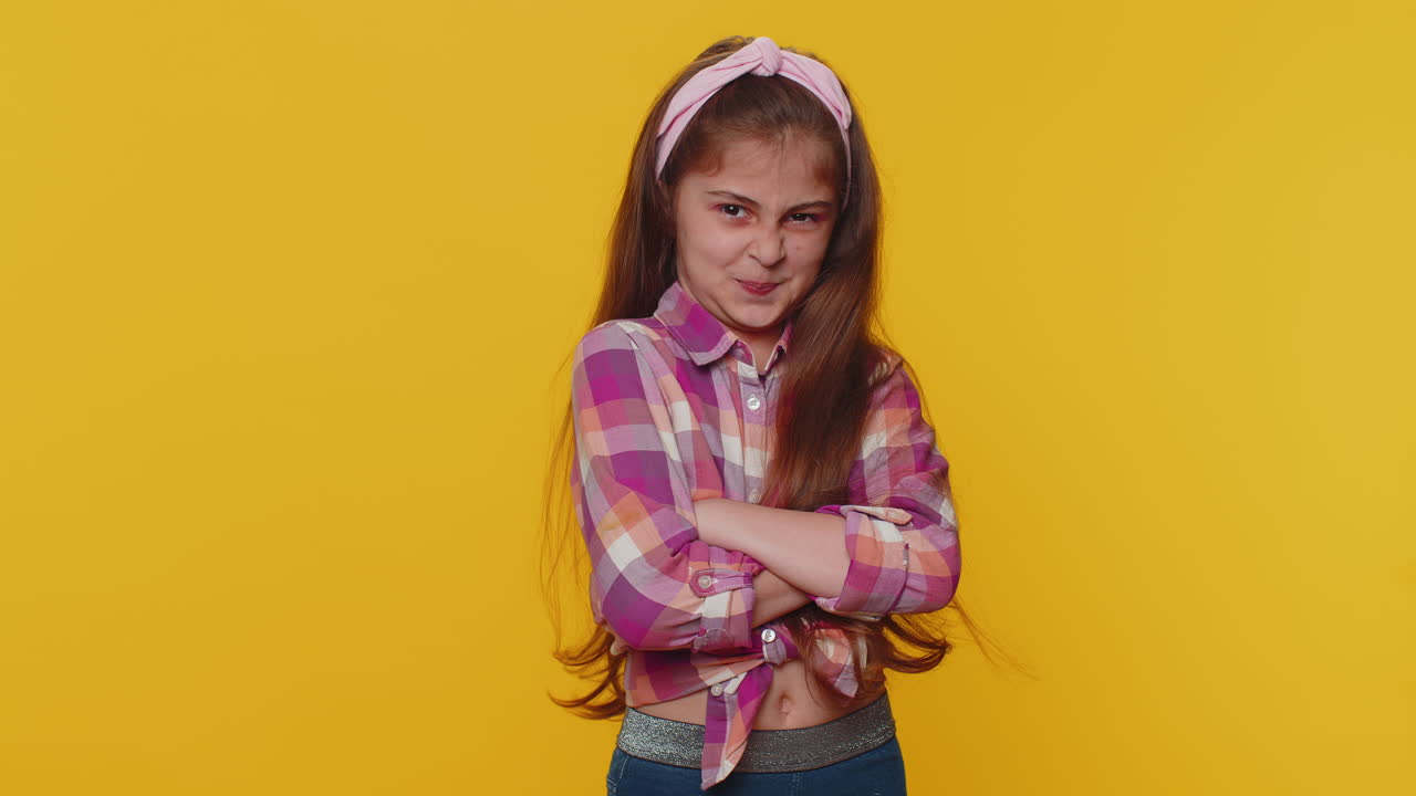 유쾌하고 재미있는 아이 소녀 아이는 혀를 보여주고 어리석은 얼굴을 하고, 농담하고, 조롱합니다.