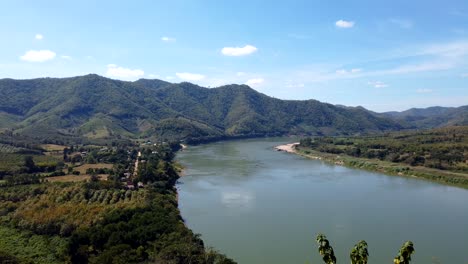 hermoso paisaje del río mekong con árboles gloriosos bajo el cielo azul brillante arriba - toma aérea