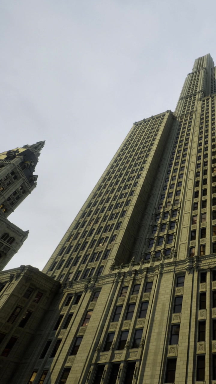 Il panorama dello skyline mostra grattacieli in un'area urbana con tempo nuvoloso.