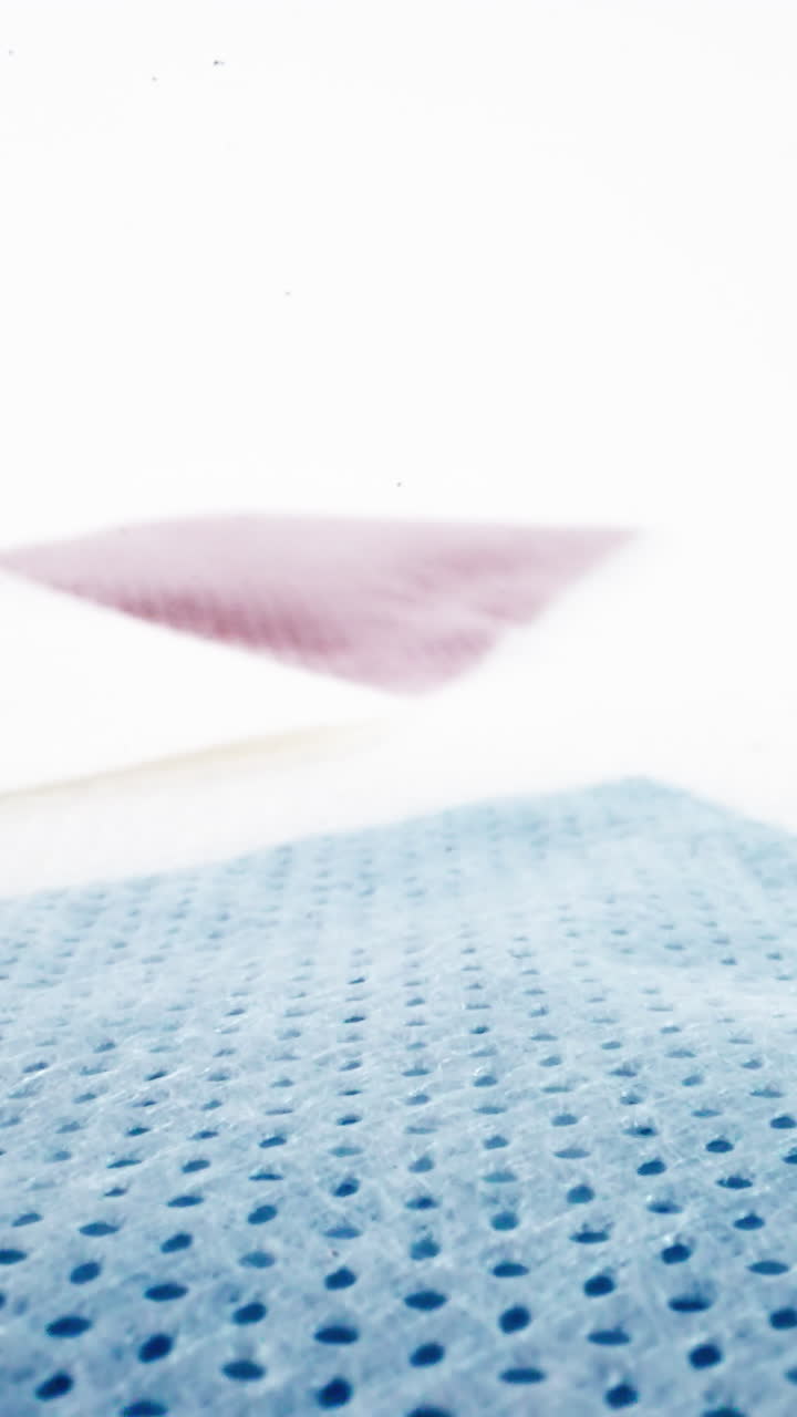 primer plano de esponjas coloridas con un fondo alto y borroso