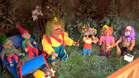 Festive-Animatronics-Display