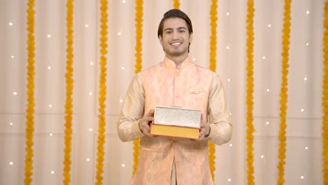 hombre indio dando regalos en diwali