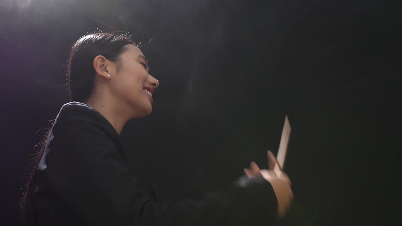 오케스트라 를 지휘 하는 여성 지휘자