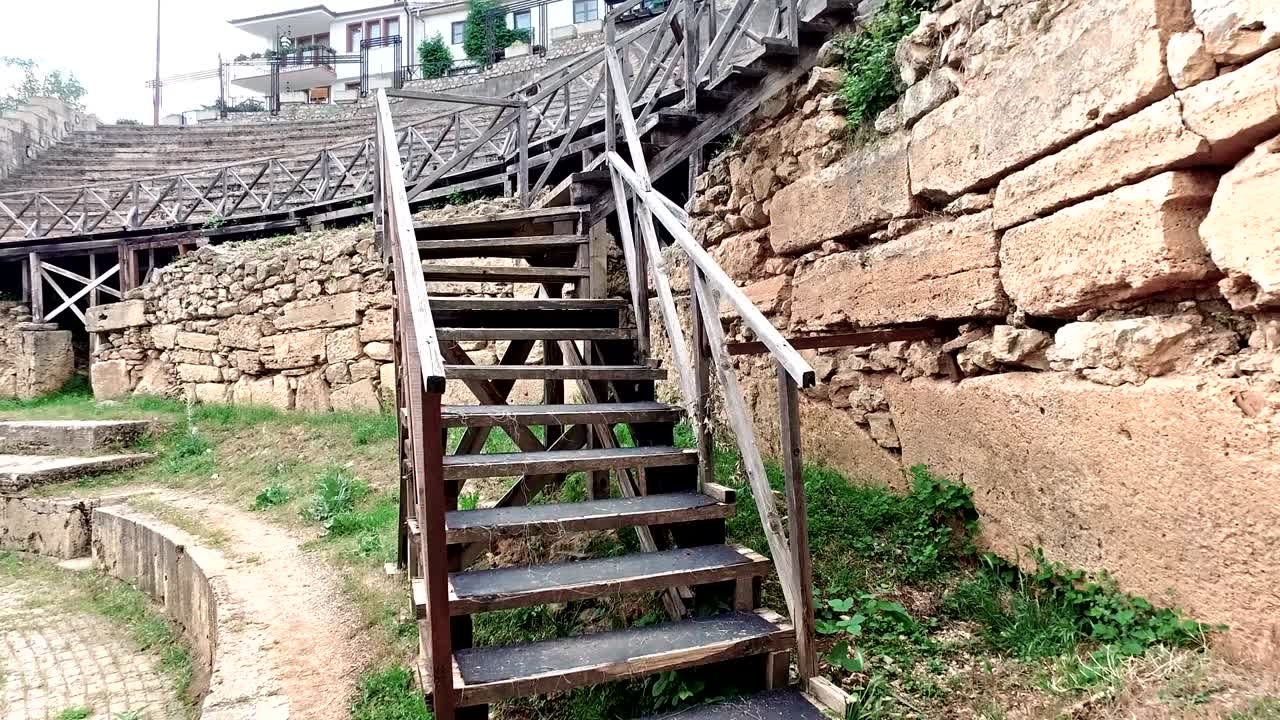 마케도니아 오흐리드 (ohrid) 에 있는 옛 암피테아터 (old amphitheater) 는 오흐리드의 여름 축제가 열리는 곳이며, 세계적인 클래식 음악 아티스트들이 이곳에서 공연을 하고 있다.