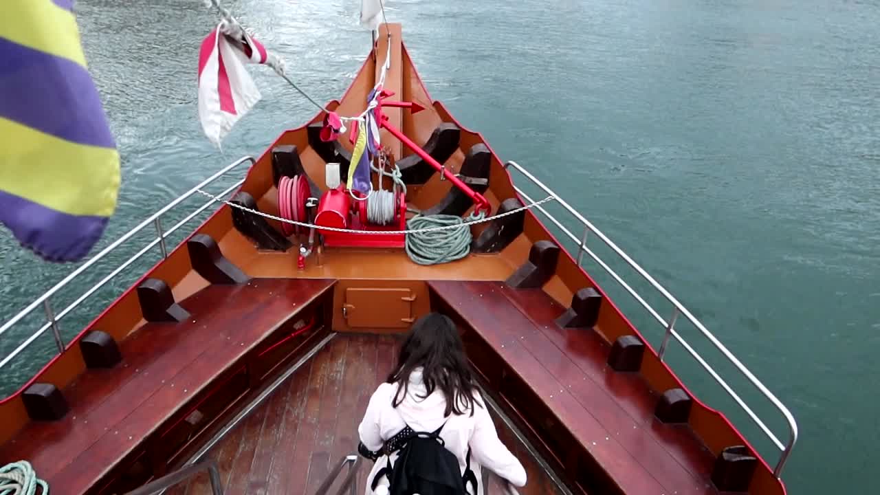 포르투갈 오르토 에서 관광 중 인 라벨로 보트 의 갑판 으로 내려오는 여자