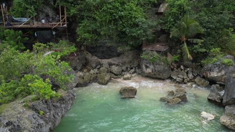 una bahía tropical oculta en el sur de bali, indonesia