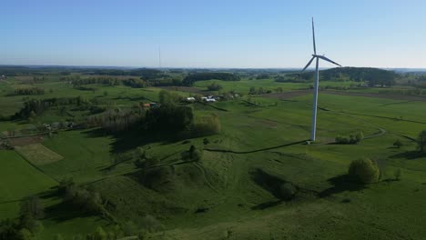 Statische-Aufnahme-Einer-Einzelnen-Windkraftanlage-In-Polen,-Die-Ihren-Schatten-Auf-Die-Grünen-Felder-Wirft