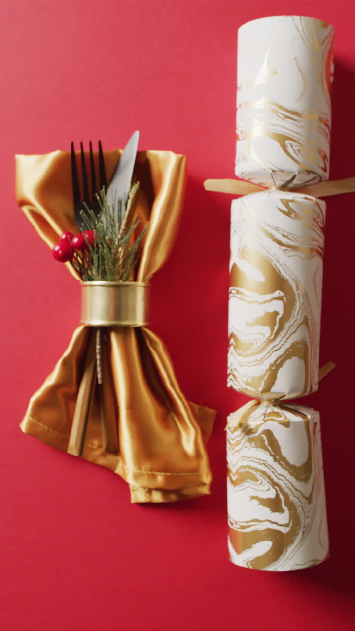 video vertical de la configuración del lugar de navidad y la decoración de galletas sobre fondo rojo