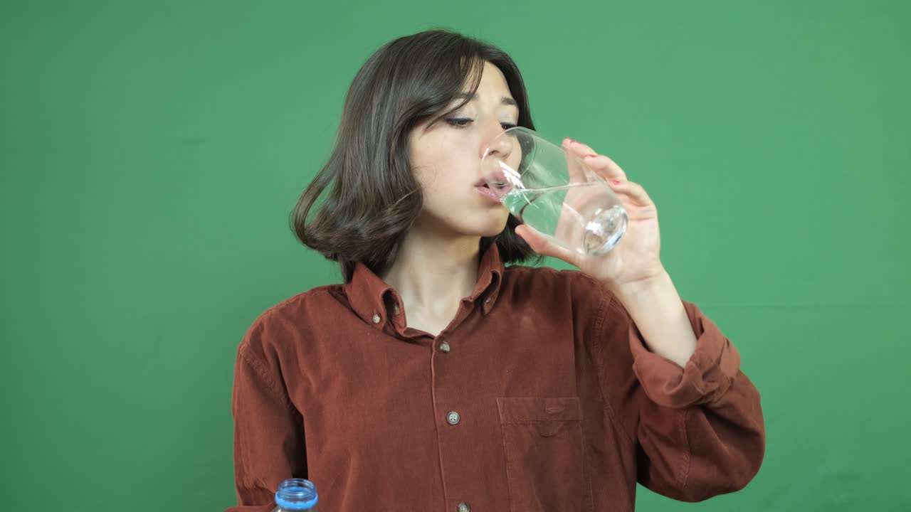 물 채우는 녹색 배경