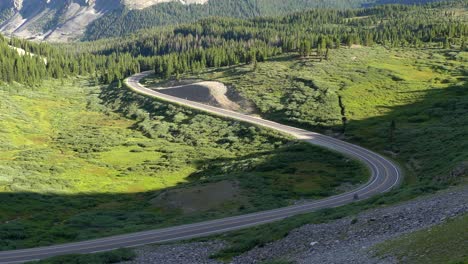 Cars-driving-in-the-Rocky-Mountains-of-Colorado