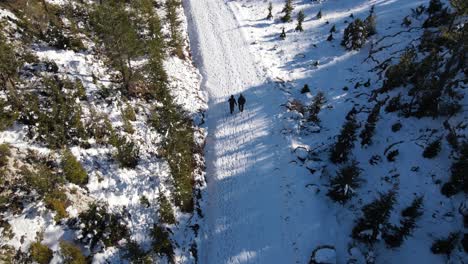 dos hombres pisando nieve