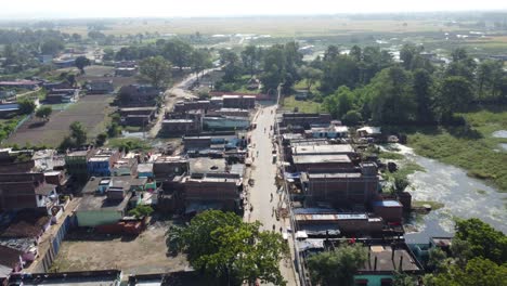 Un-Vuelo-Aéreo-De-Bajo-Nivel-Sobre-La-Ciudad-De-Nepalgunj-En-La-Región-Occidental-De-Nepal-A-La-Luz-Del-Atardecer