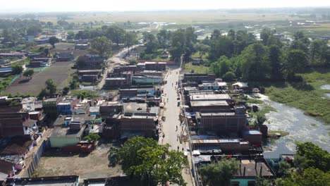 un vuelo aéreo de bajo nivel sobre la ciudad de nepalgunj en la región occidental de nepal a la luz del atardecer