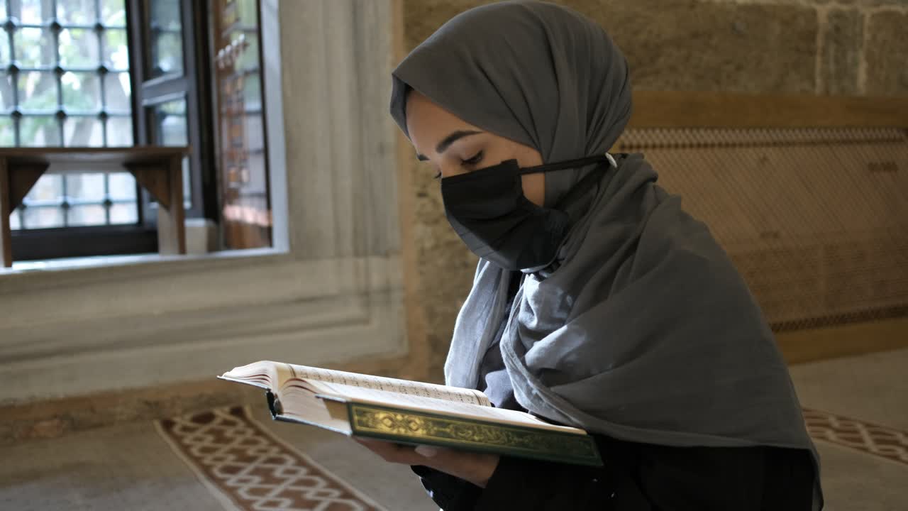 모스크에서 꾸란을 읽는 소녀