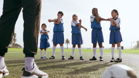 Niños,-Estiramientos-Y-Deportes-En-El-Campo-De-Fútbol