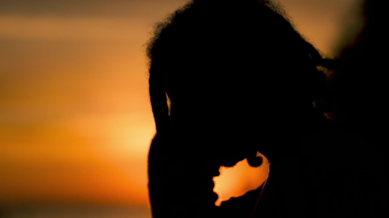 silueta de una persona al atardecer