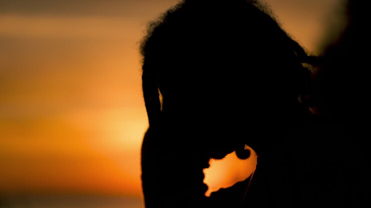 silueta de una persona al atardecer