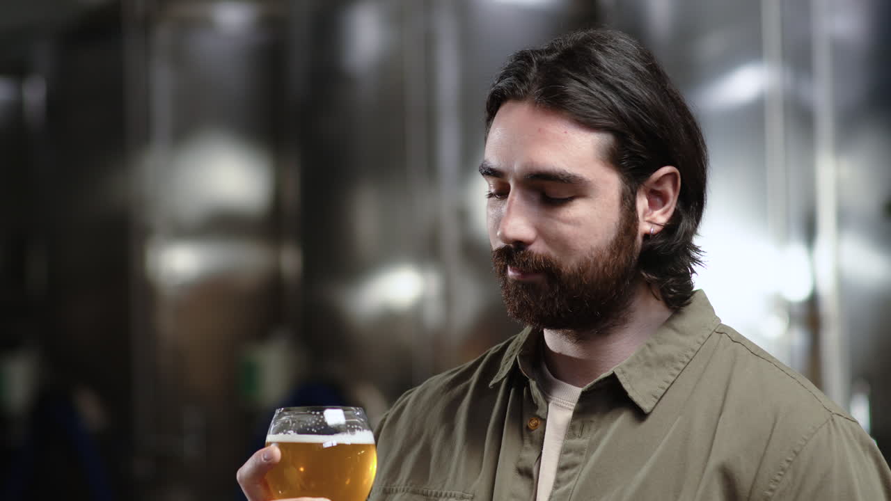 hombre en la degustación de cerveza