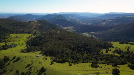 Aerial-facing-North-over-Kamarun-Lookout-near-Lamington-National-Park,-Gold-Coast-Hinterland,-Scenic-Rim