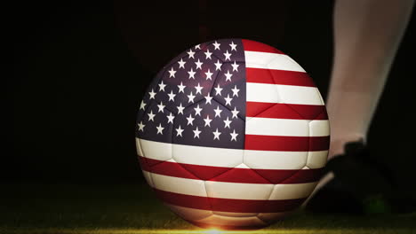 Footballspieler-Kickt-USA-Flaggenball