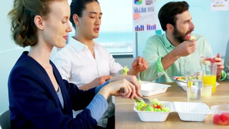 Lächelnde-Führungskräfte-Beim-Essen-Im-Büro