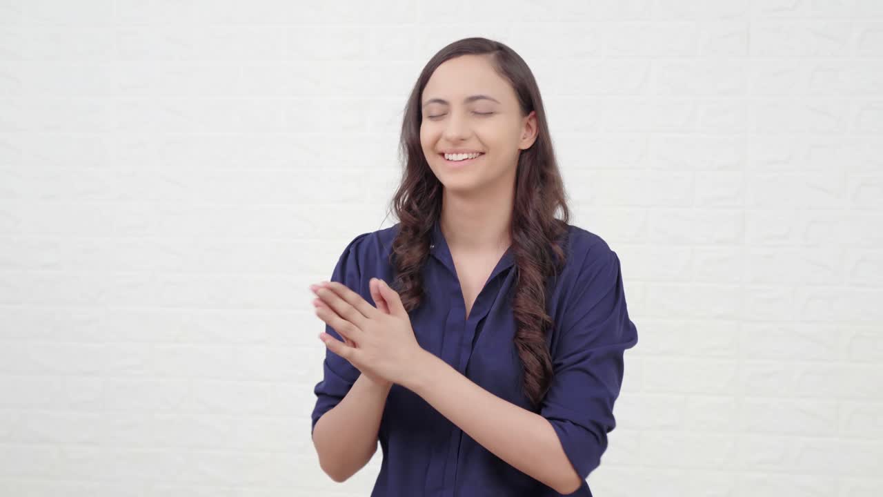 chica india orando a dios