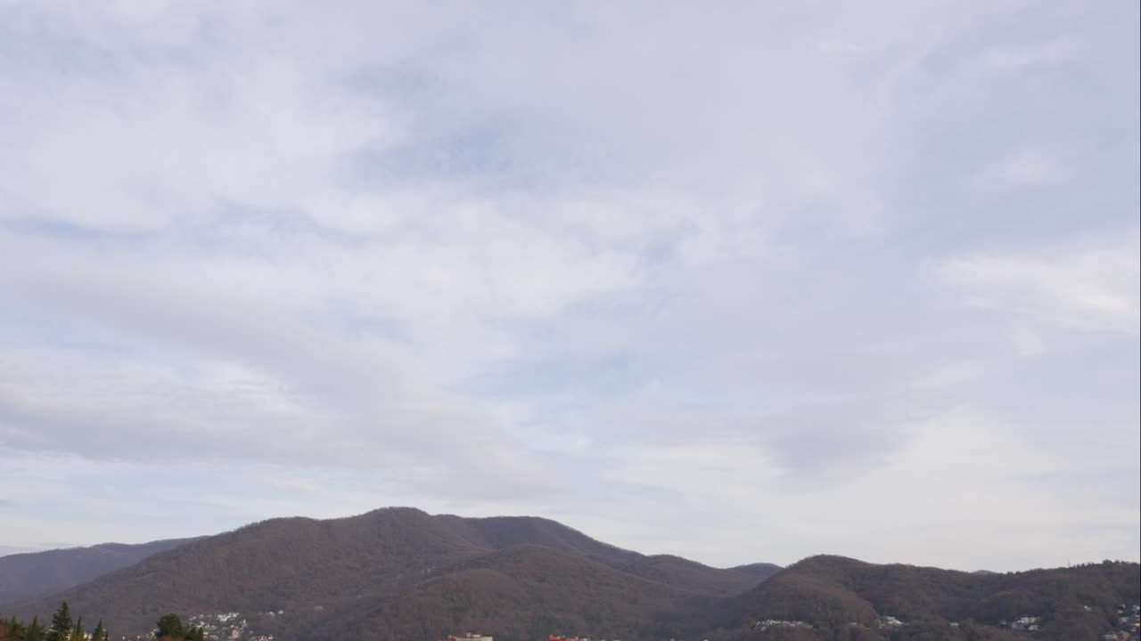 파란 하늘, 산 위의 하 구름, 부풀어오르는 색 구름, 큐러스 구름, 스케이프 타임스, 여름의 파란하늘, 극적인 웅장한 놀라운 파란색 하늘, 부드러운  구름의 형태, 구름의 타임 스 배경