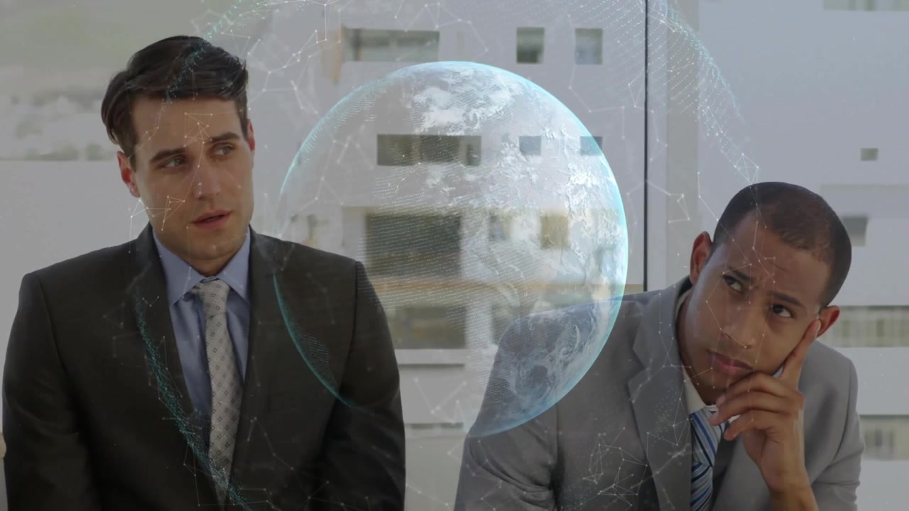 Team tecnologico seduto al tavolo che controlla l'ora mentre osserva un globo 3D con linee di rete.