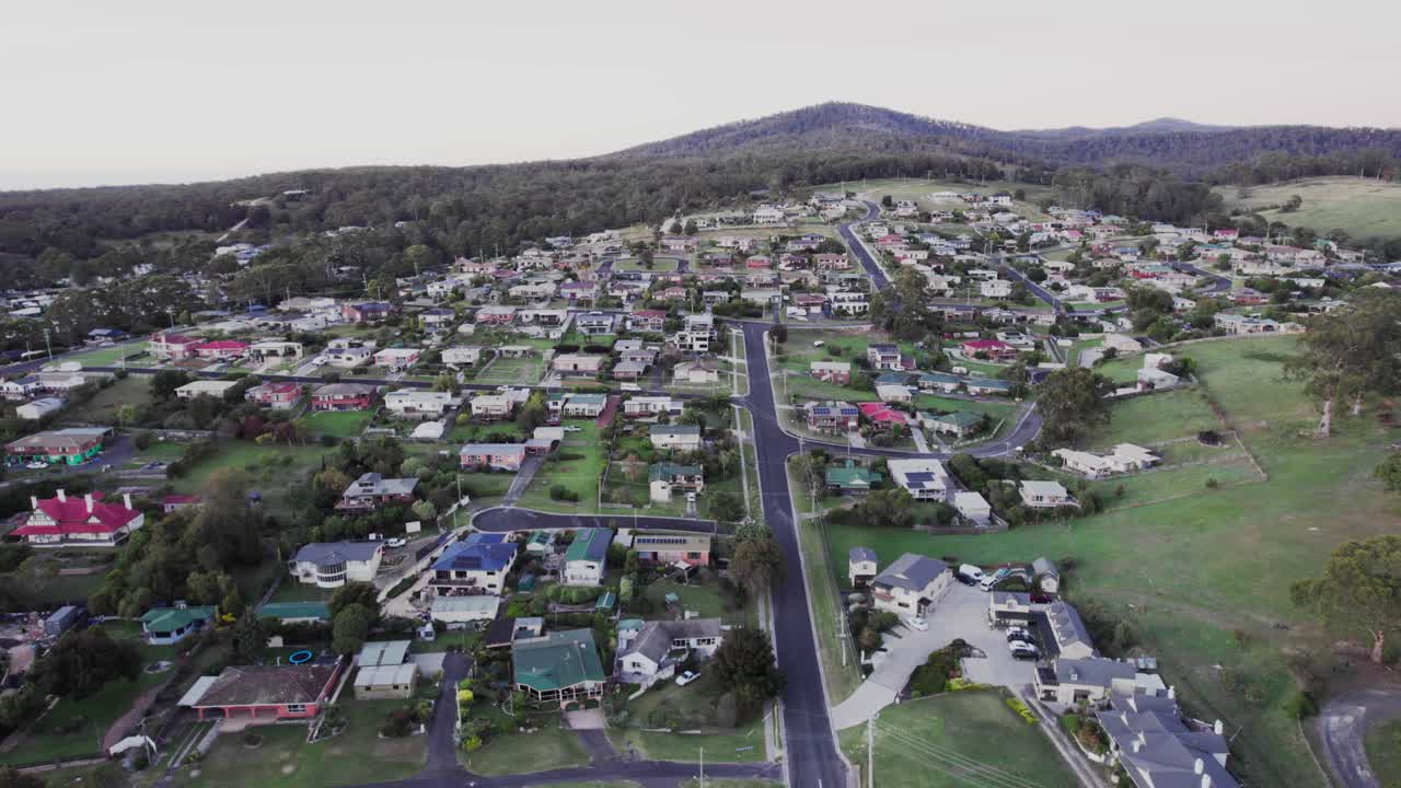 aérea hacia el área residencial pequeña ciudad de santa helena, tasmania