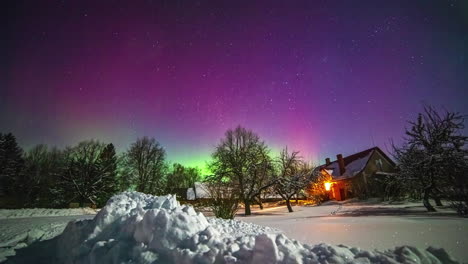 Timelapse-Colorido-De-La-Aurora-Boreal-Bailando-En-El-Cielo-Por-La-Noche-En-Escandinavia