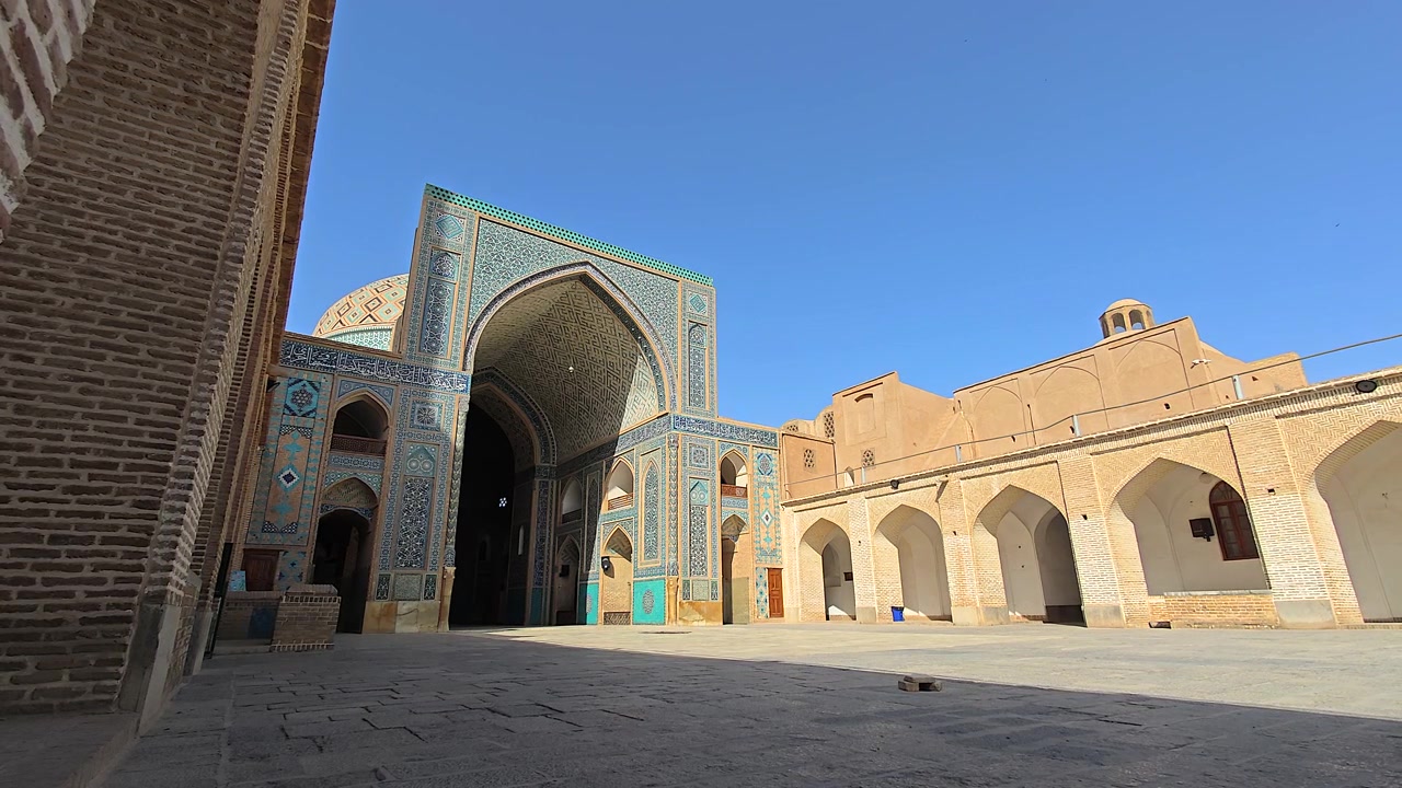Pátio da histórica Mesquita Jameh em Yazd, Irã
