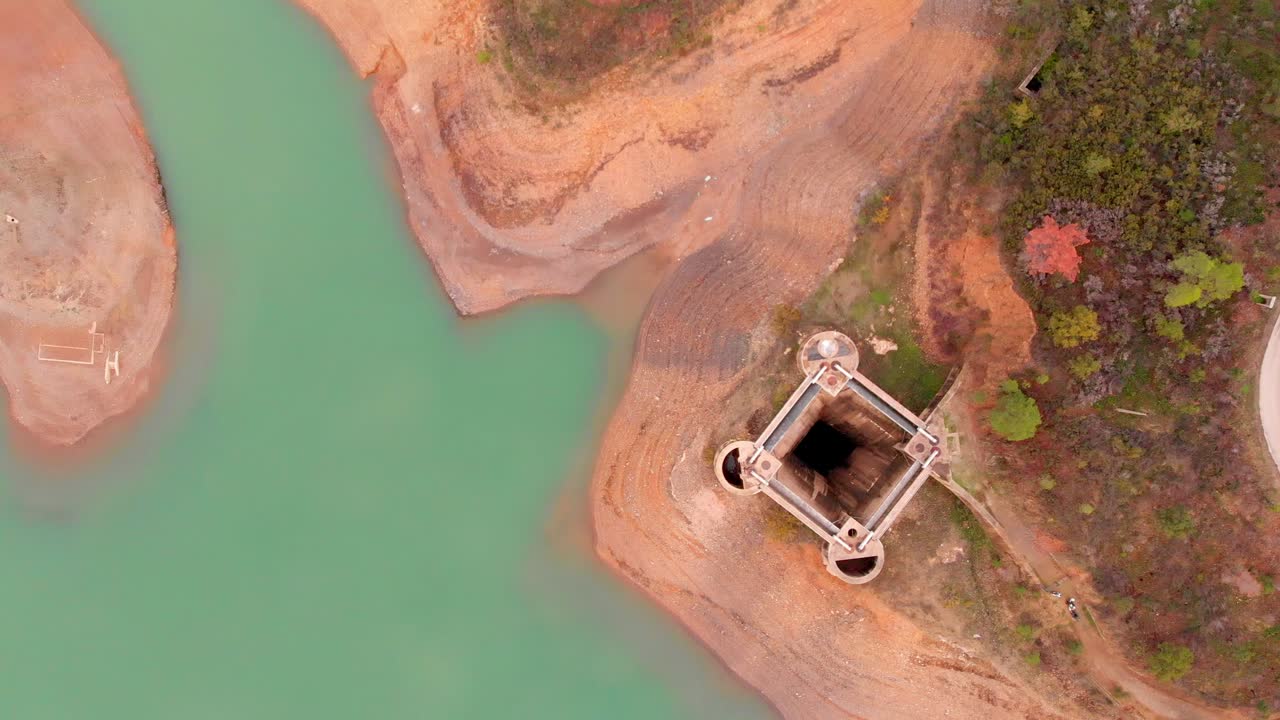 저수위 저수지 가장자리에 건설