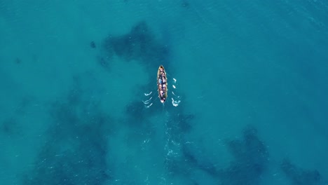 Ein-Ruderboot-Auf-Schönem-Blauem-Wasser