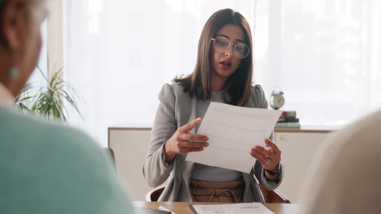 reunión del asesor financiero con los clientes