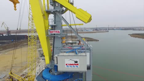 port crane construction and maintenance