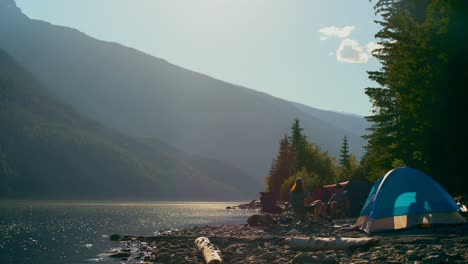 grupo de amigos acampando cerca del río 4k