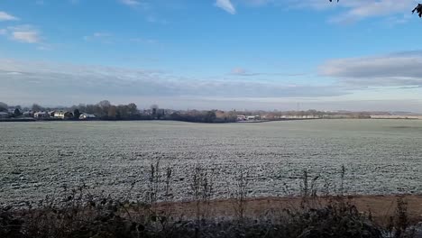 Frostige-Weiße-Wintermorgen-Ackerlandwiese-Unter-Bewölktem,-Kühlem-Herbstsonnenaufgang,-Panoramaaufnahme