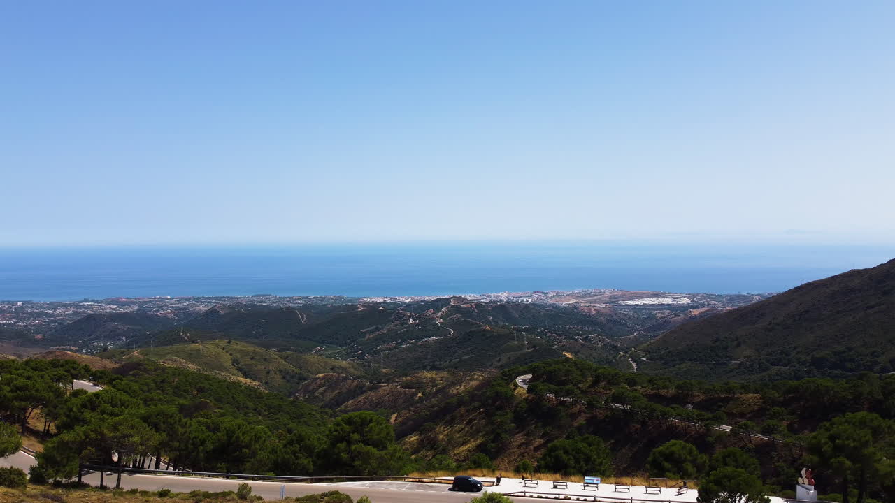 Panoramica con drone delle tortuose strade di montagna che portano a Estepona, Spagna